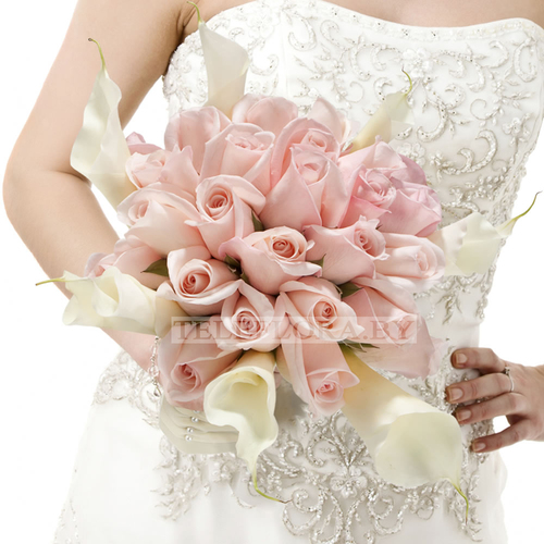 Wedding bouquet of cream roses and calla lilies 