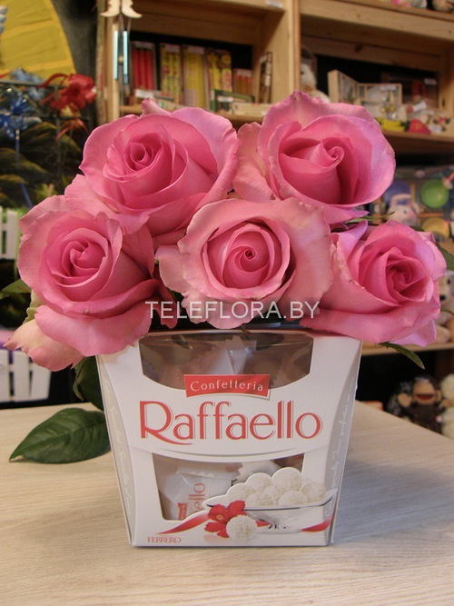 Bouquet of 5 Pink Roses& Chocolates Raffaello